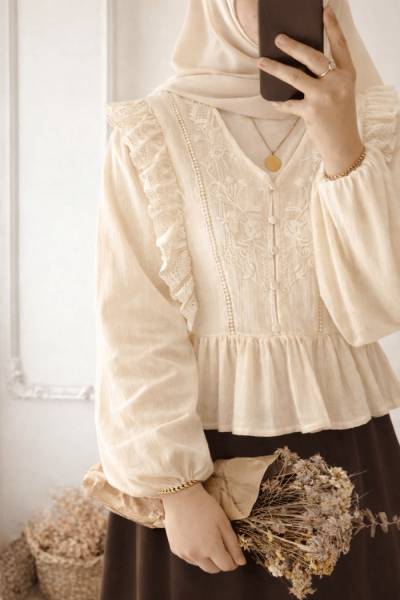 V Yaka Güpürlü Bluz - Bej