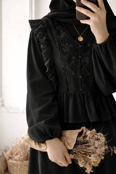 V Yaka Güpürlü Bluz - Siyah